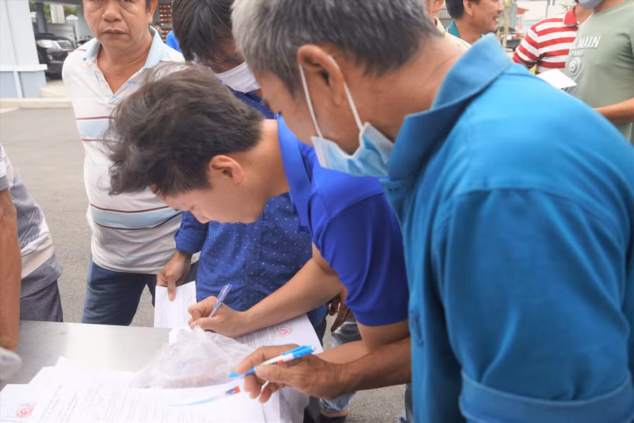 Các chủ tàu và thuyền trưởng cùng nhau ký cam kết không khai thác, đánh bắt hải sản bất hợp pháp, không báo cáo, không theo quy định.