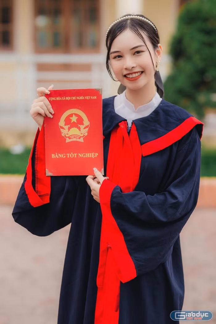 Nguyễn Phương Thảo học sinh lớp 12 Anh 1, trường Trung học phổ thông Chuyên Hà Tĩnh. (Ảnh: NVCC)