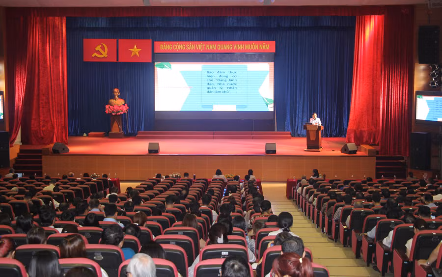 Toàn cảnh hội nghị.