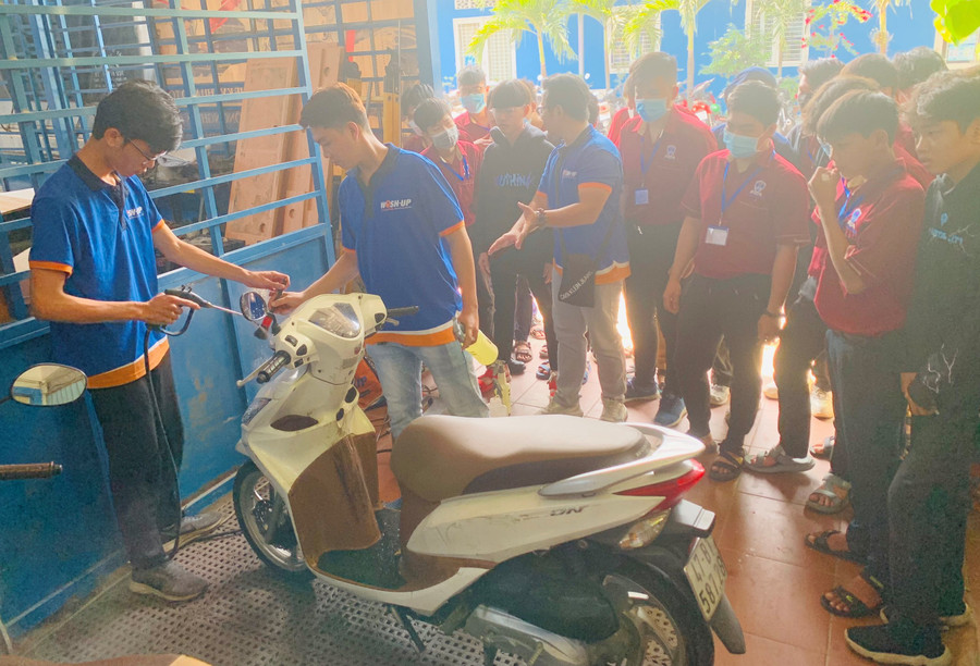 Sinh viên trường Trung cấp Nguyễn Tất Thành tham gia workshop trải nghiệm dịch vụ rửa xe với công nghệ hơi nước.