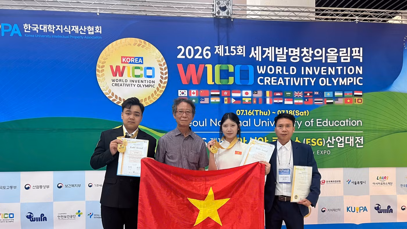 Ba thầy trò Trường THPT Chu Văn An chụp ảnh cùng đại diện Ban tổ chức Olympic Phát minh và Sáng tạo Thế giới (thứ 2 từ trái sang).
