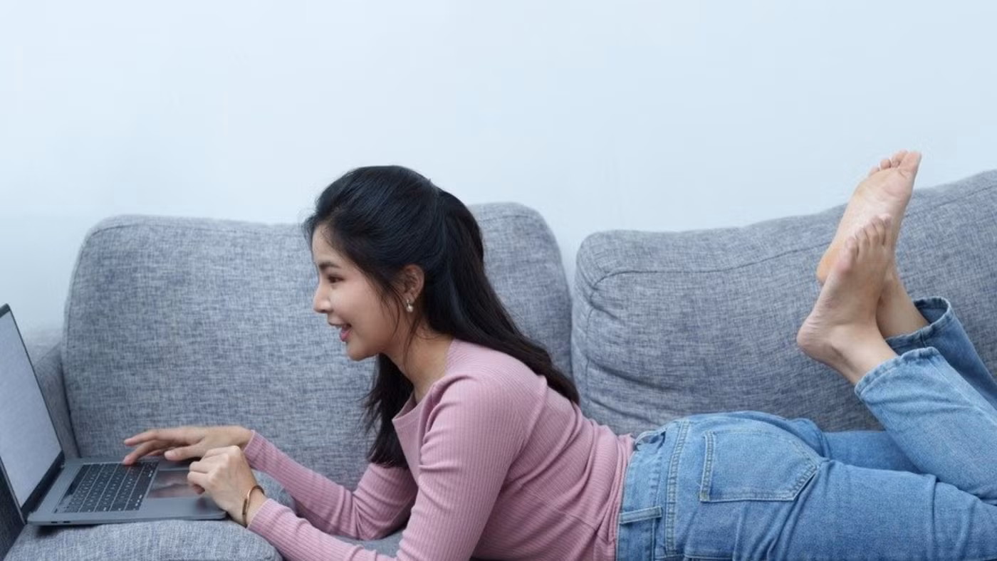 Cảnh báo hiểm họa sức khỏe với người ‘cày’ phim suốt ngày đêm