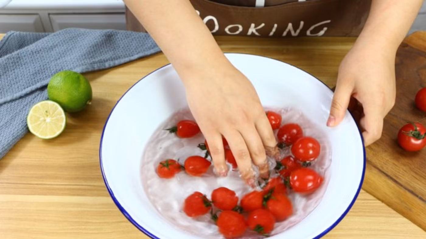 Hành động ăn trái cây tưởng chừng đơn giản lại ẩn chứa nhiều sai lầm dễ bị bỏ qua. (Ảnh: ITN).