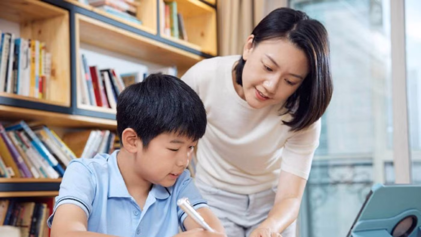 Bảng điểm trông có vẻ chỉ là một con số, một tờ giấy, nhưng lại mang trên đó những kỳ vọng vô tận của các bậc cha mẹ. (Ảnh: ITN).