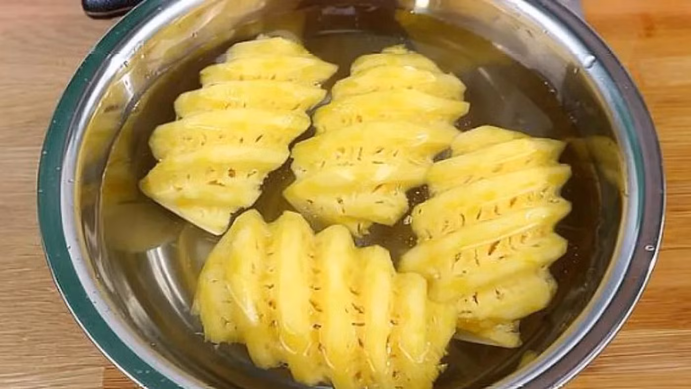 Nước muối làm dứa trở nên ngon hơn. (Ảnh: ITN).