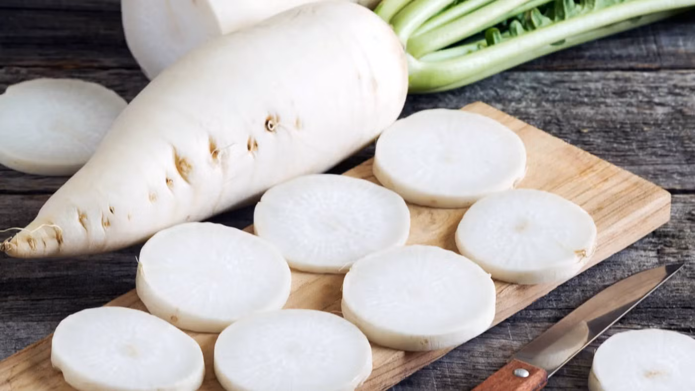 Vị cay của củ cải trắng có thể kích thích nhẹ niêm mạc đường tiêu hóa, thúc đẩy bài tiết dịch vị và dịch ruột, đồng thời tăng nhu động ruột. (Ảnh: ITN).