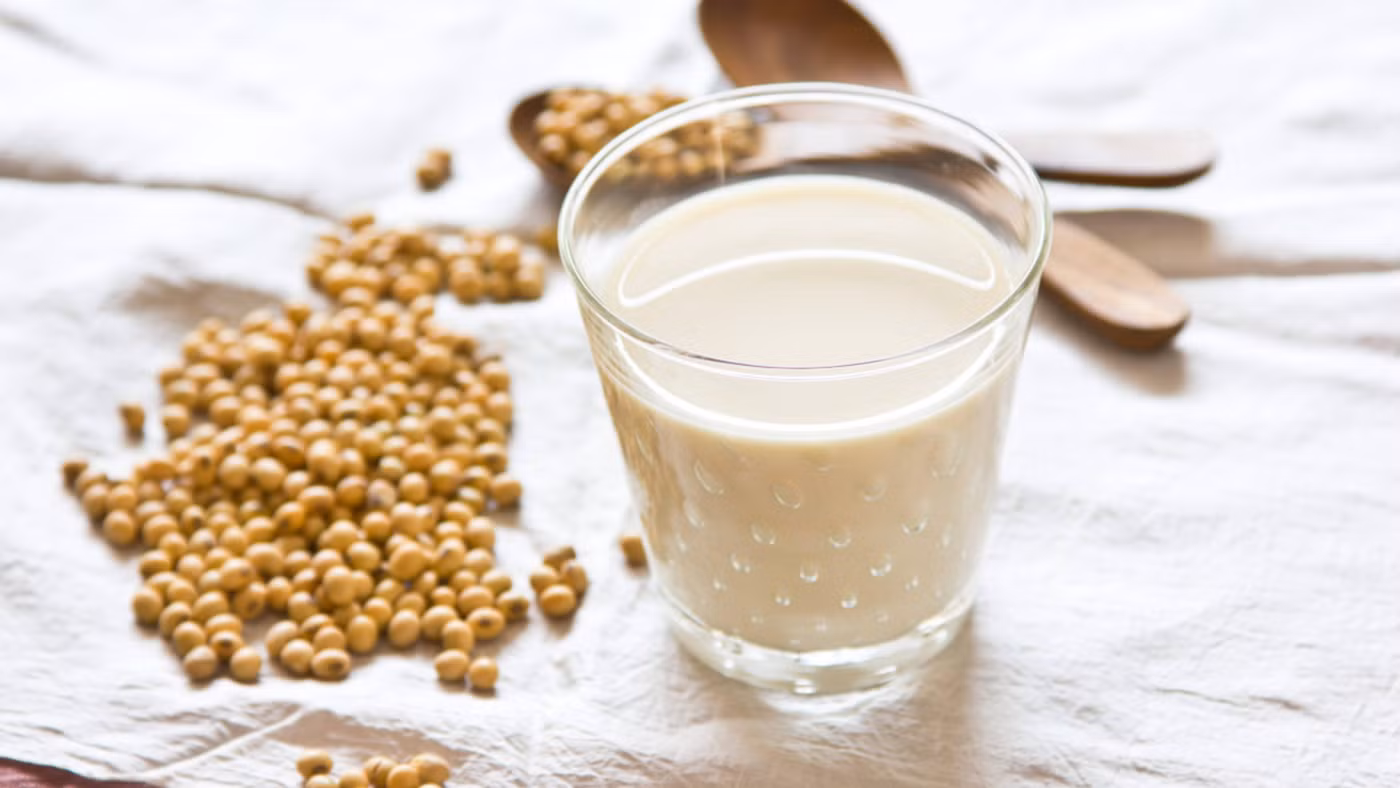 Sữa đậu nành là thức uống giàu protein thực vật và chất xơ. (Ảnh: ITN)