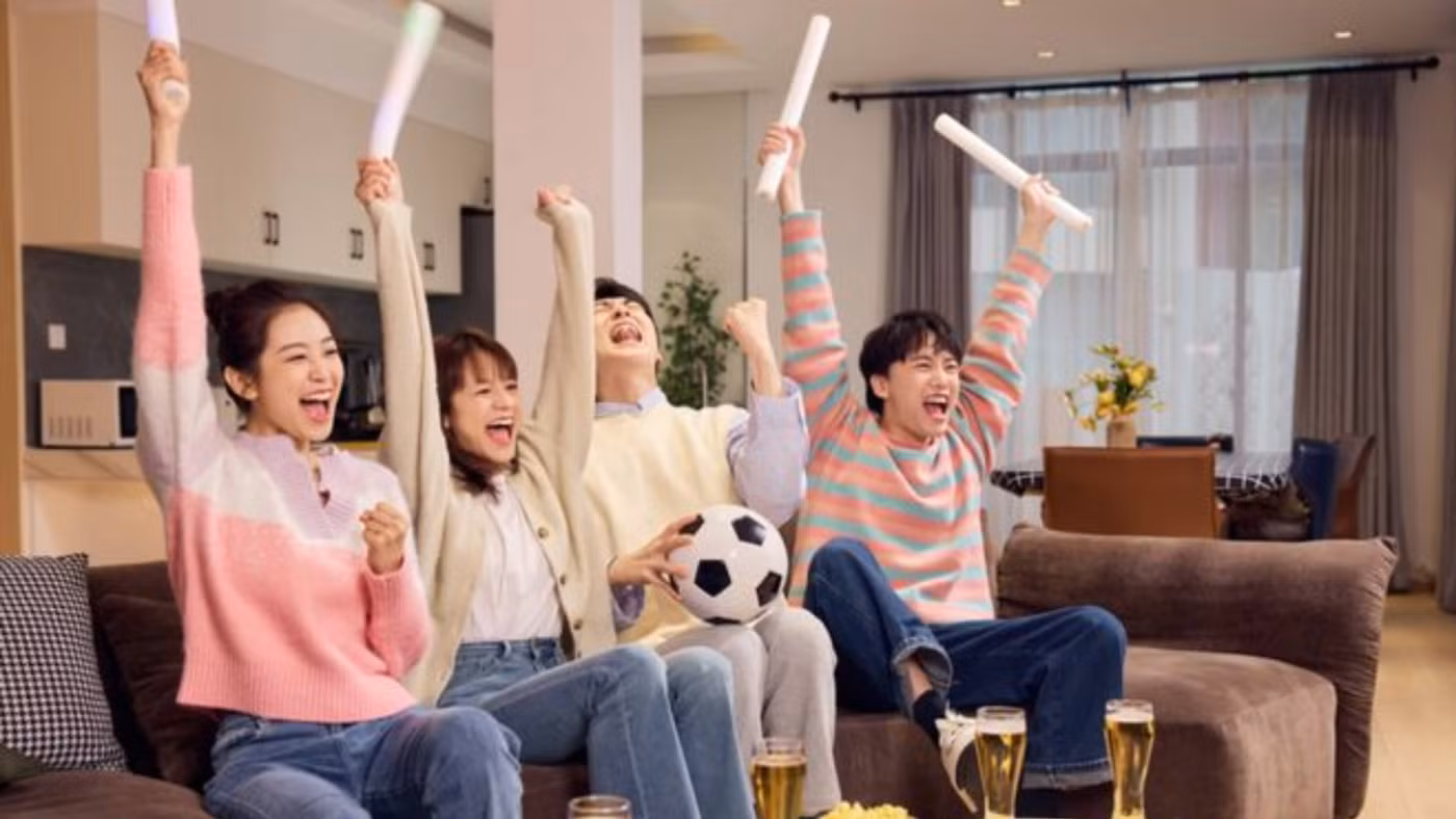 Không phủ nhận xem môn thể thao vua rất vui, nhưng tác hại của việc thức khuya cũng là có thật. (Ảnh: ITN).