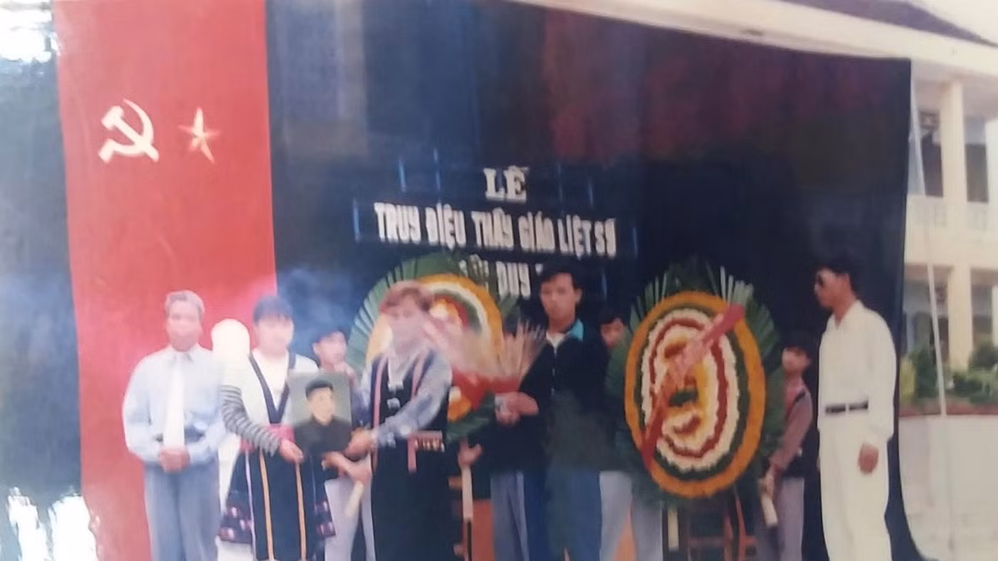 Lễ truy điệu thầy giáo liệt sĩ Trần Duy Thời được tổ chức tại Trường PTDTNT tỉnh Lai Châu năm 1999.