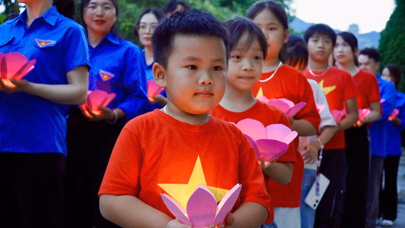 Những ngọn nến tri ân được thế hệ trẻ Lai Châu thắp lên để tưởng niệm các anh hùng liệt sĩ.