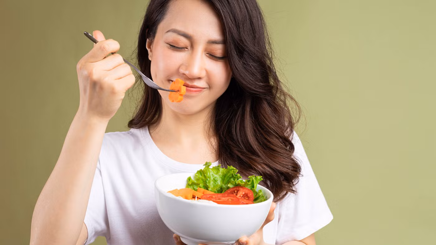 Quan sát cách một người cư xử trên bàn ăn, chúng ta thường có thể nhìn thấy đặc điểm tính cách và xu hướng tâm lý của họ. (Ảnh: ITN).