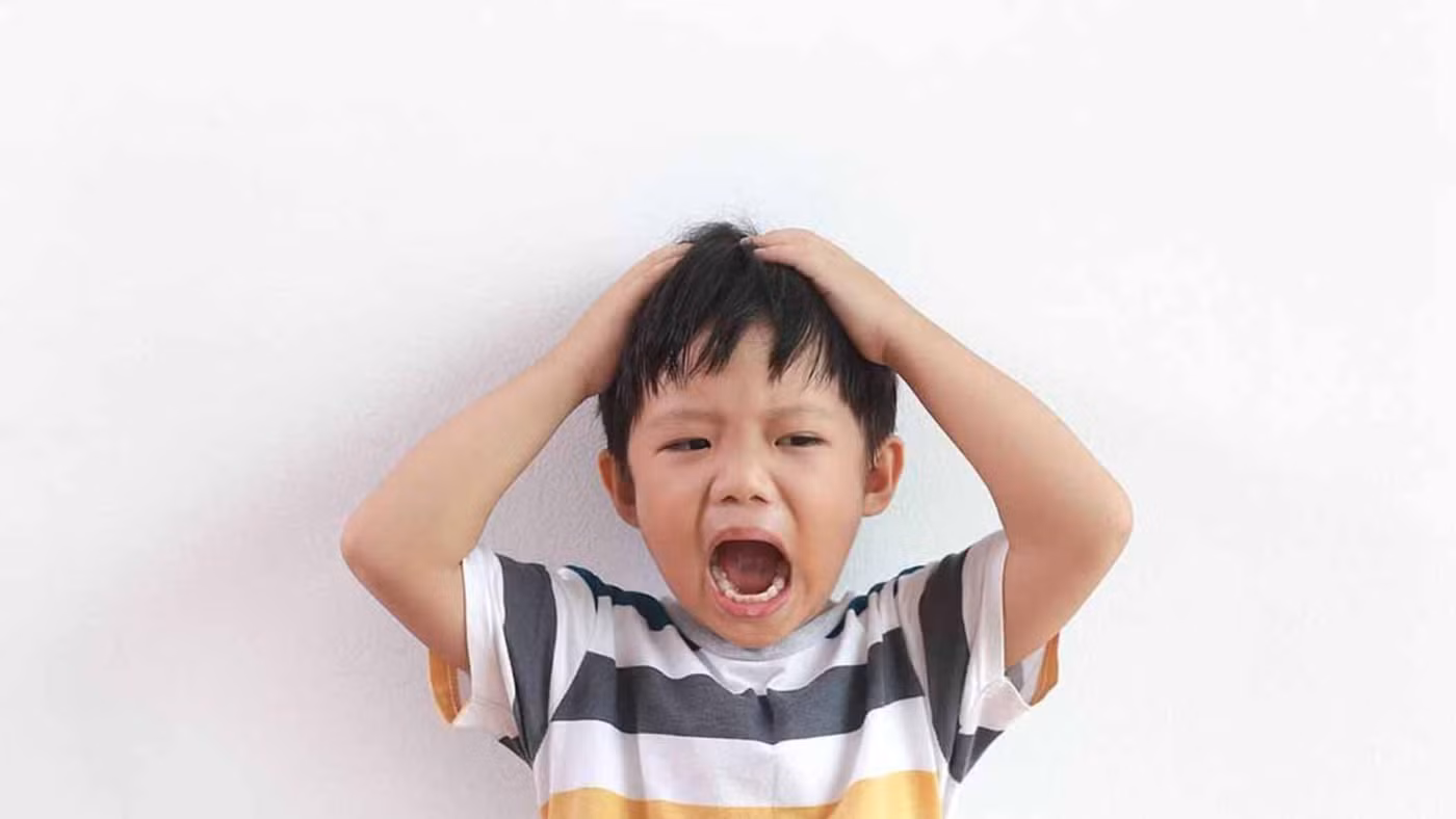 Những biến động cảm xúc của trẻ thường khiến cha mẹ cảm thấy bất lực. (Ảnh: ITN).
