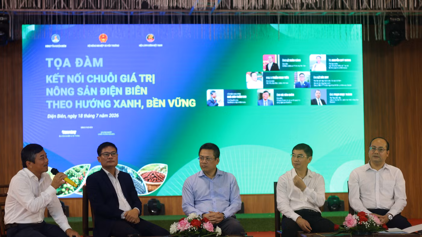 Các đại biểu tham dự tọa đàm "Kết nối chuỗi giá trị nông sản Điện Biên theo hướng xanh, bền vững".