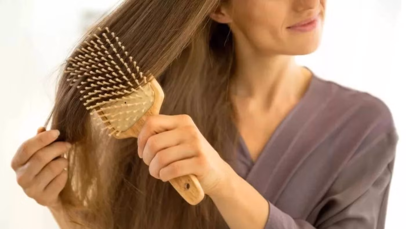 Lợi ích bất ngờ khi chải tóc mỗi ngày