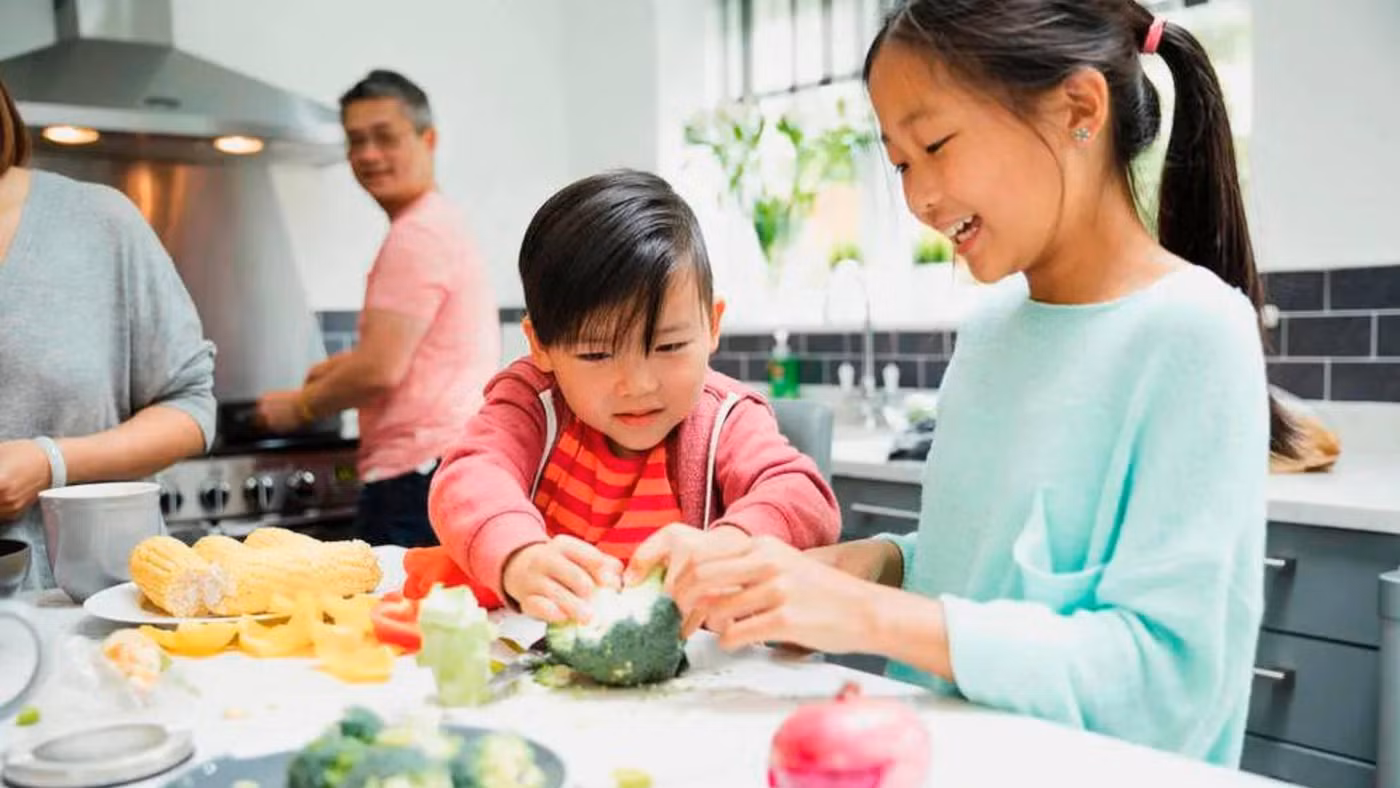 Ý thức chủ động làm việc nhà sẽ sớm dạy trẻ tự lập, tự chăm sóc bản thân và có trách nhiệm. (Ảnh: ITN).
