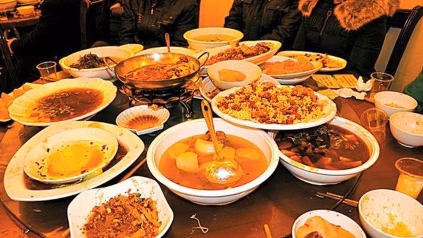 Nhiều gia đình đều phải đối mặt với vấn đề xử lý thức ăn thừa. (Ảnh: ITN).