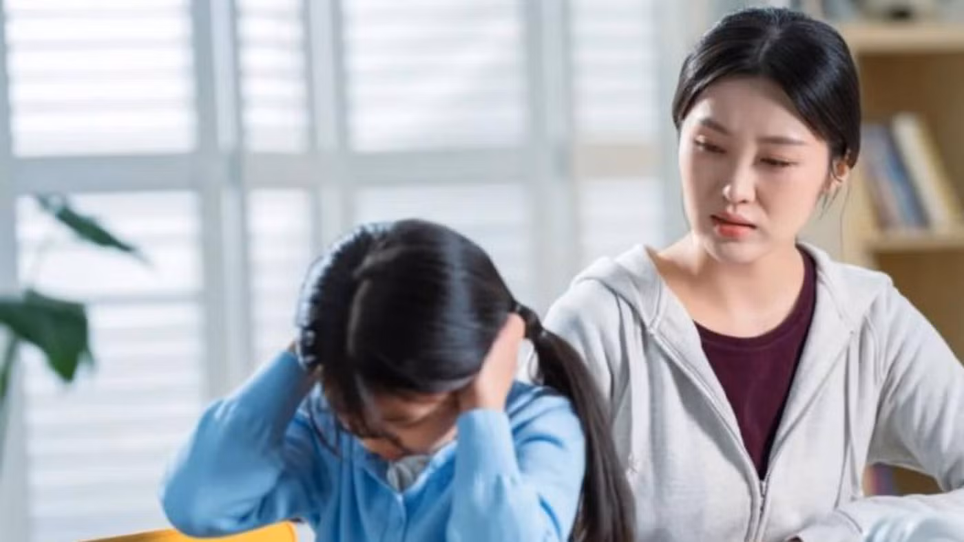 Bố mẹ thường đặt ra nhiều yêu cầu đối với con, mong con đạt được những tiêu chuẩn của họ. (Ảnh: ITN).