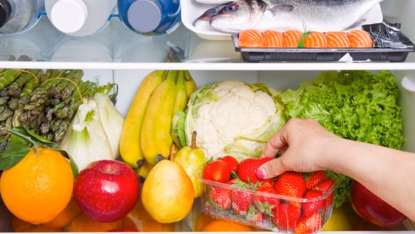Ngày nắng nóng, tủ lạnh là “chiến trường” của rau quả. (Ảnh: ITN).