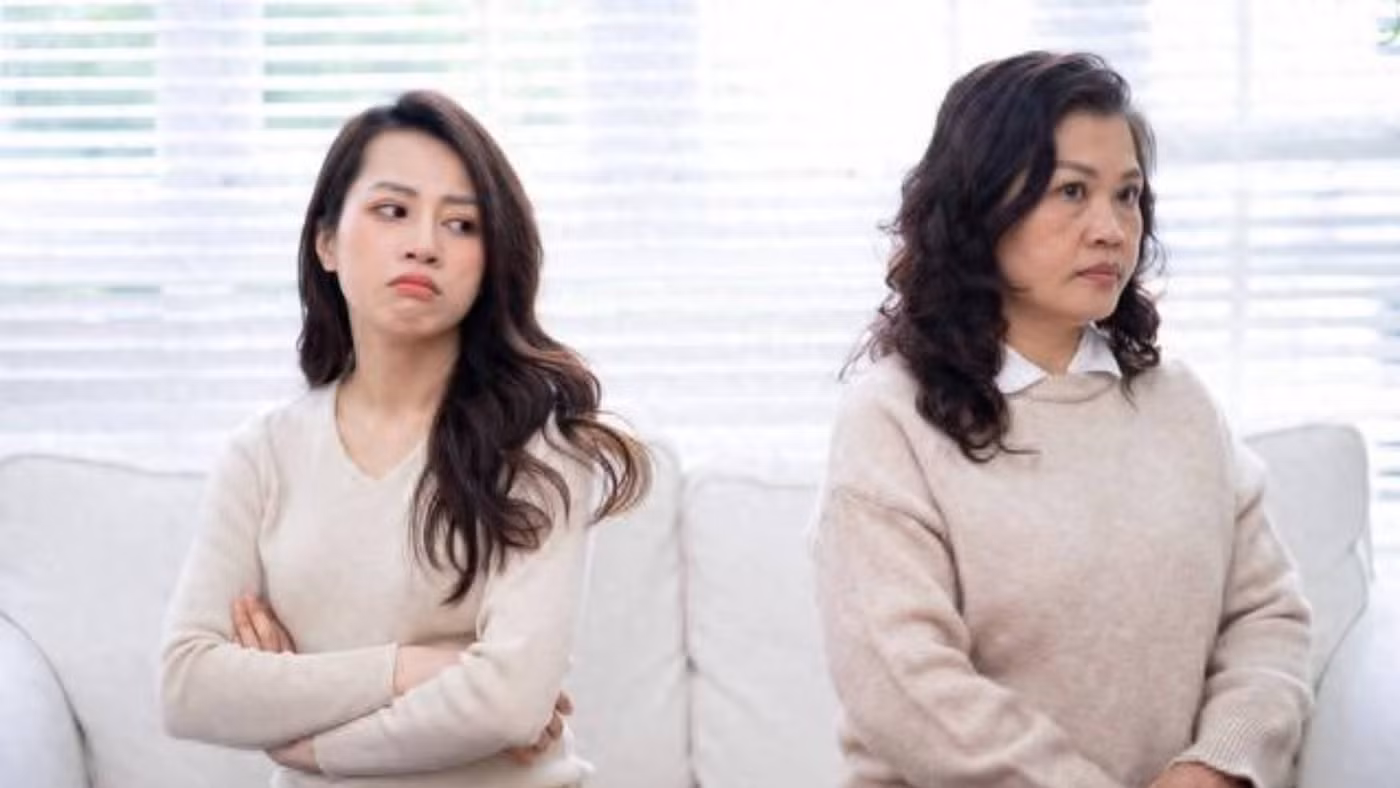 Trong những gia đình mà quan hệ mẹ chồng - nàng dâu không tốt, mẹ chồng và nàng dâu sẽ trở mặt, sinh ra đối kháng, đến mức không nhìn mặt nhau. (Ảnh: ITN).