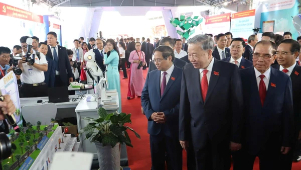 Tổng Bí thư Tô Lâm cùng các lãnh đạo, nguyên lãnh đạo Đảng và Nhà nước, các bộ, ngành Trung ương và TPHCM tham quan triển lãm tại đại hội.