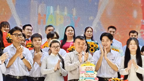Ông Trịnh Hoàng Quân cùng thầy cô giáo và học sinh Trường THPT Võ Thị Sáu tổ chức mừng sinh nhật tuổi 18 cho toàn thể học sinh khối 12 trong lễ tri ân và trưởng thành.