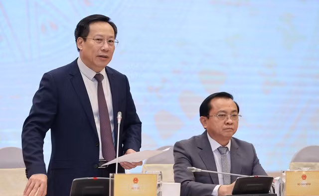 Thứ trưởng Bộ Y tế Lê Đức Luận 