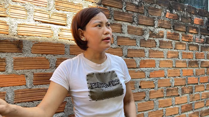 Chị Nguyễn Thị Kim Hoàn chờ 3 tiếng để nhận 20.000 đồng tiền hỗ trợ.