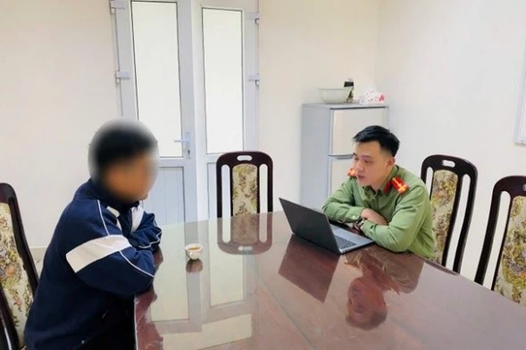 Đ.X.H tại cơ quan công an.(Ảnh CAHN).