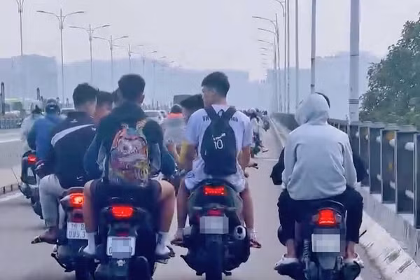 Nhóm thanh niên vi phạm.(Ảnh: CAHN).