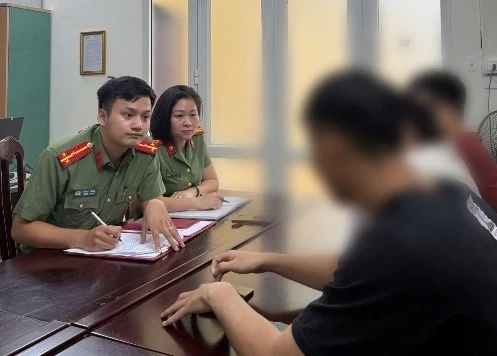 Anh L.T.A tại cơ quan công an. Ảnh: Công an cung cấp