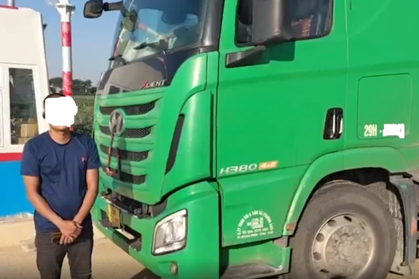 Tài xế và phương tiện vi phạm. (Ảnh: Cục CSGT).