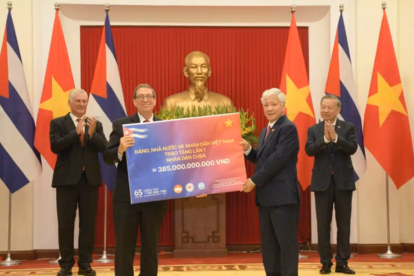 Ủy ban Trung ương Mặt trận Tổ quốc Việt Nam trao tiền ủng hộ Cuba.