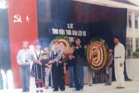 Lễ truy điệu thầy giáo liệt sĩ Trần Duy Thời được tổ chức tại Trường PTDTNT tỉnh Lai Châu năm 1999.