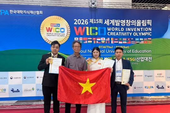 Ba thầy trò Trường THPT Chu Văn An chụp ảnh cùng đại diện Ban tổ chức Olympic Phát minh và Sáng tạo Thế giới (thứ 2 từ trái sang).
