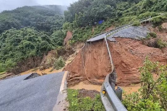 Vụ sạt lở khiến mặt đường Quốc lộ 12 bị cắt đôi với chiều dài vết đứt khoảng 10 mét.