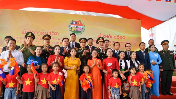 Đại tướng Phan Văn Giang và Đại tướng Khamliang tại Lễ khởi công Trường Mầm non Thanh Hà. (Ảnh: Báo Nhân Dân)