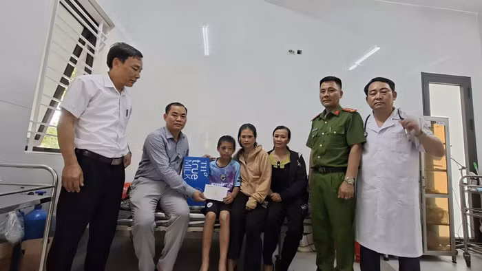 Chính quyền xã Vân Du thăm hỏi cháu N.H.T. (Ảnh: Công an cung cấp)