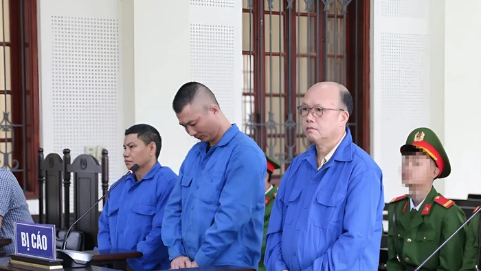 Bị cáo Mùa Dua Thái (bên phải) cùng đồng bọn tại phiên tòa.