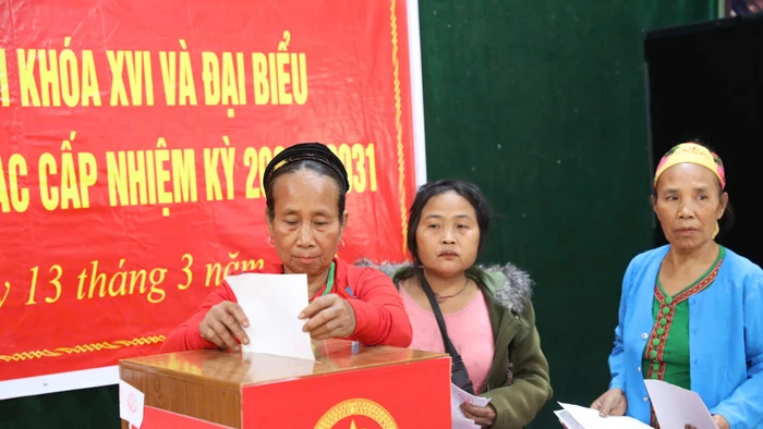 Cử tri bản Co Phạt (Nghệ An) bỏ phiếu sớm bầu đại biểu Quốc hội và HĐND. (Ảnh: Phạm Tâm)