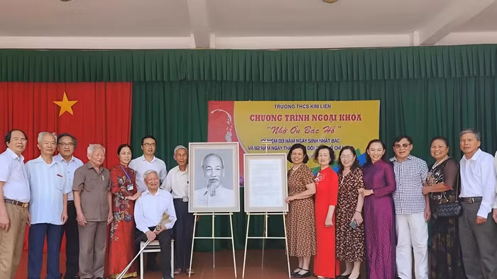 Trường THCS Kim Liên đón nhận bức chân dung và lá thư của Bác Hồ.