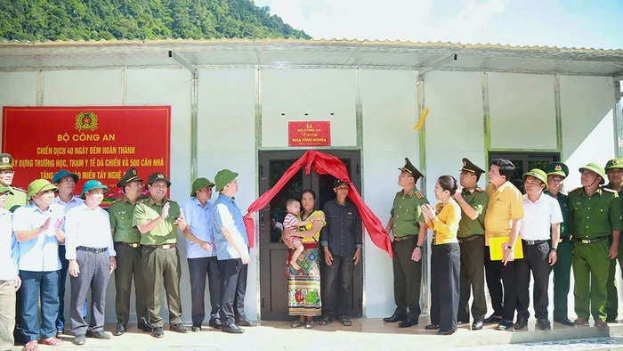 Bộ Công an trao tặng nhà cho người dân xã Mỹ Lý, Nghệ An. (Ảnh: CANA)