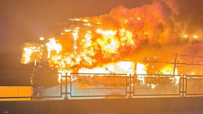 Hiện trường vụ cháy xe khách trên cao tốc. (Ảnh: Đặng Trang)