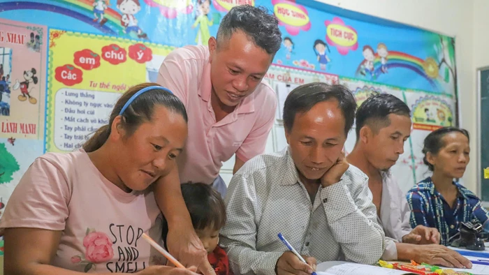 Thầy giáo tận tình hướng dẫn các học viên luyện viết. (Ảnh: Phạm Tâm)