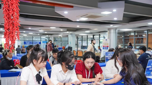 Thí sinh nhập học tại Trường ĐH Nguyễn Tất Thành.