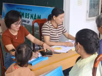 Phụ huynh xã Ia Lốp, Đắk Lắk đến làm thủ tục nhập học cho con. (Ảnh: TH)
