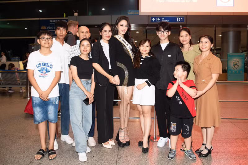 Á hậu Ngọc Hằng mang hơn 100kg hành lý dự Miss Intercontinental 2023