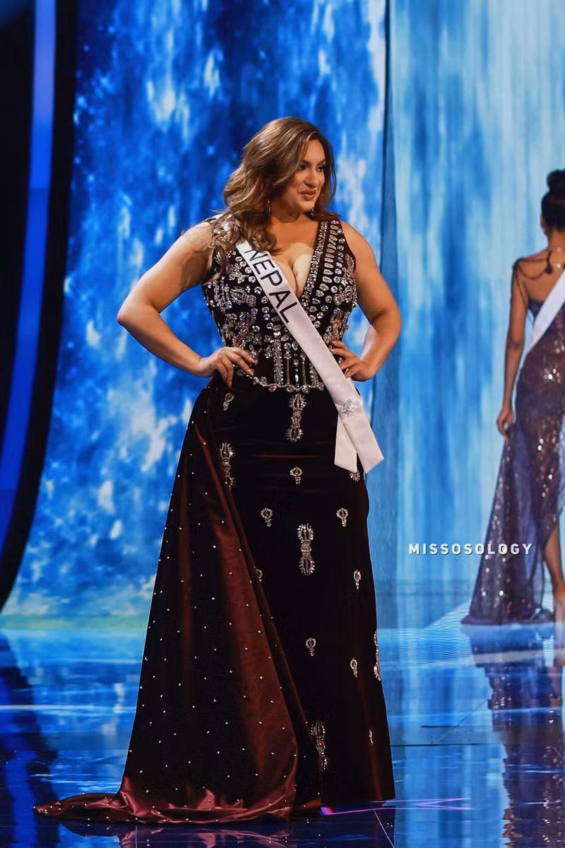 Jane Dipika Garrett - Miss Universe Nepal sở hữu thân hình có phần “quá khổ” nhưng chính điều này đã tạo sự khác biệt rõ rệt giữa cô và dàn người đẹp khác tại Miss Universe 2023. Nàng hậu ngoại cỡ trình diễn bikini 'bùng cháy' tại Miss Universe 2023