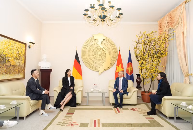 Cô bày tỏ niềm vinh hạnh khi được ghé thăm Đại sứ quán Việt Nam tại Đức và gặp gỡ Đại sứ đặc mệnh toàn quyền nước CHXHCN Việt Nam tại Cộng hòa Liên bang Đức - ông Vũ Quang Minh. Hoa hậu Thiên Ân khoe vòng eo con kiến đẹp hút mắt trên thảm đỏ quốc tế