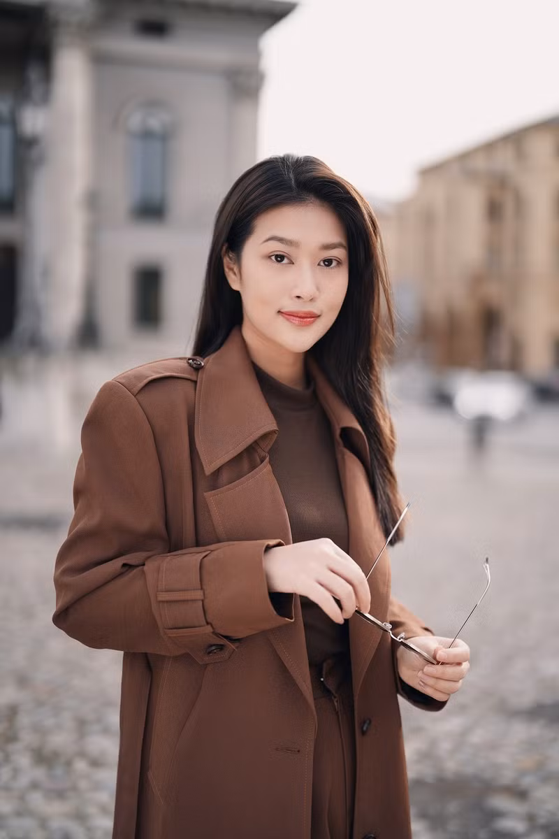 Ngoài ra trong những hoạt động đời thường, Miss Grand Vietnam 2022 cũng ghi điểm với lối trang điểm nhẹ nhàng, tự nhiên... giúp cô khoe trọn nét kiều diễm trên khuôn mặt. Hoa hậu Thiên Ân khoe vòng eo con kiến đẹp hút mắt trên thảm đỏ quốc tế