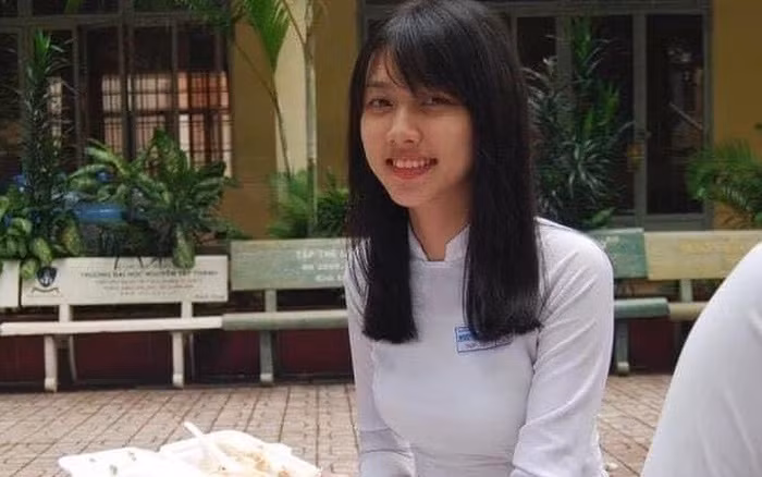 Hình ảnh Thùy Tiên mặc áo dài thời đi học bất ngờ khiến dân mạng 'dậy sóng'